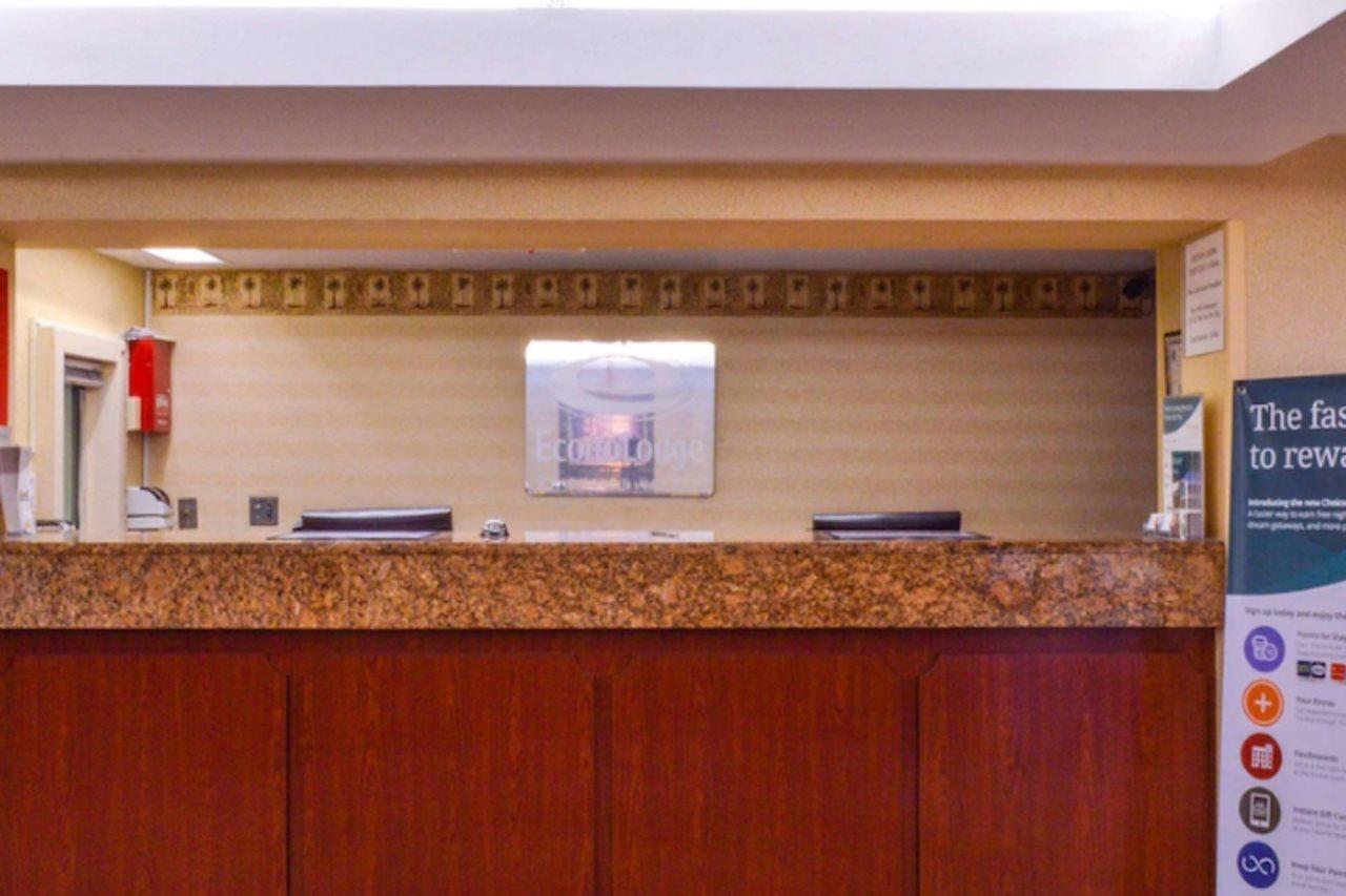 Econo Lodge Уиллоубрук Экстерьер фото