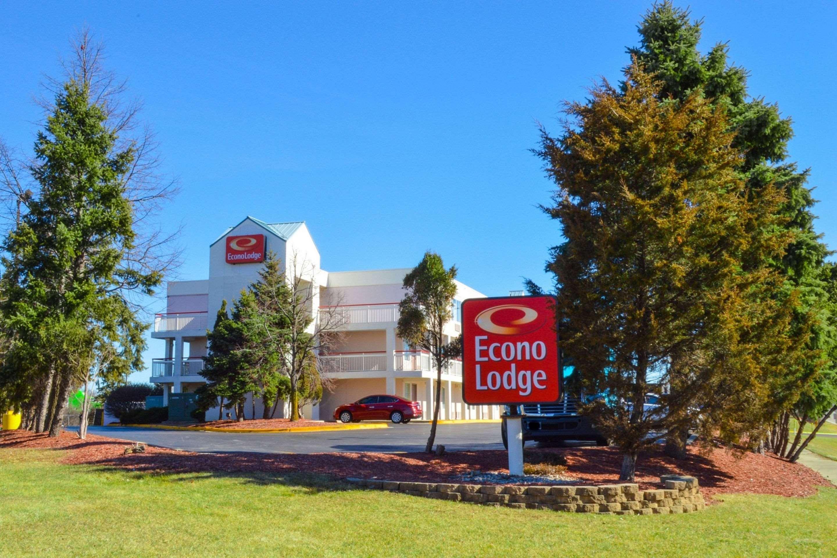 Econo Lodge Уиллоубрук Экстерьер фото