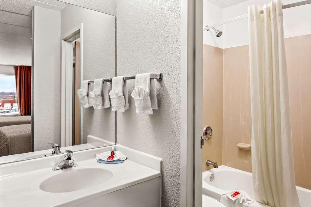 Econo Lodge Уиллоубрук Номер фото