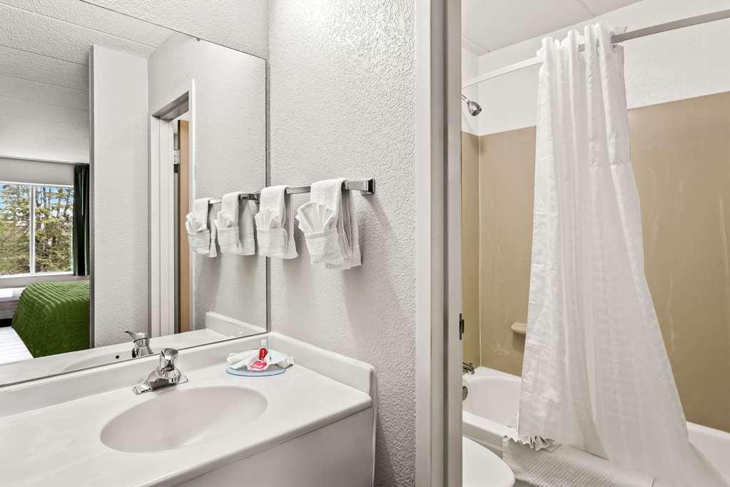 Econo Lodge Уиллоубрук Номер фото