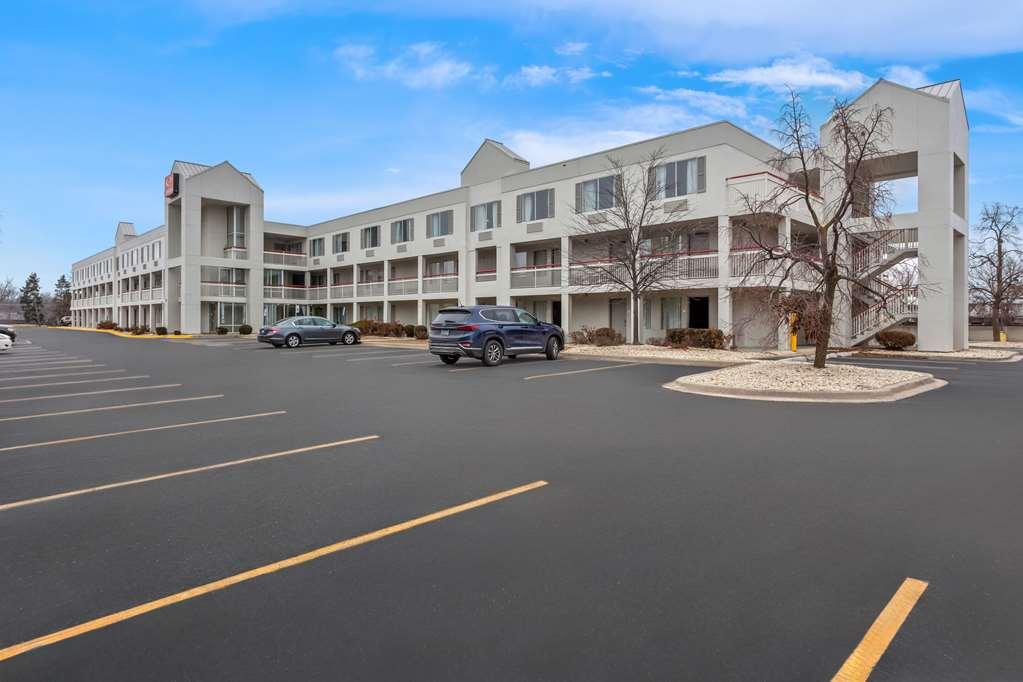 Econo Lodge Уиллоубрук Экстерьер фото